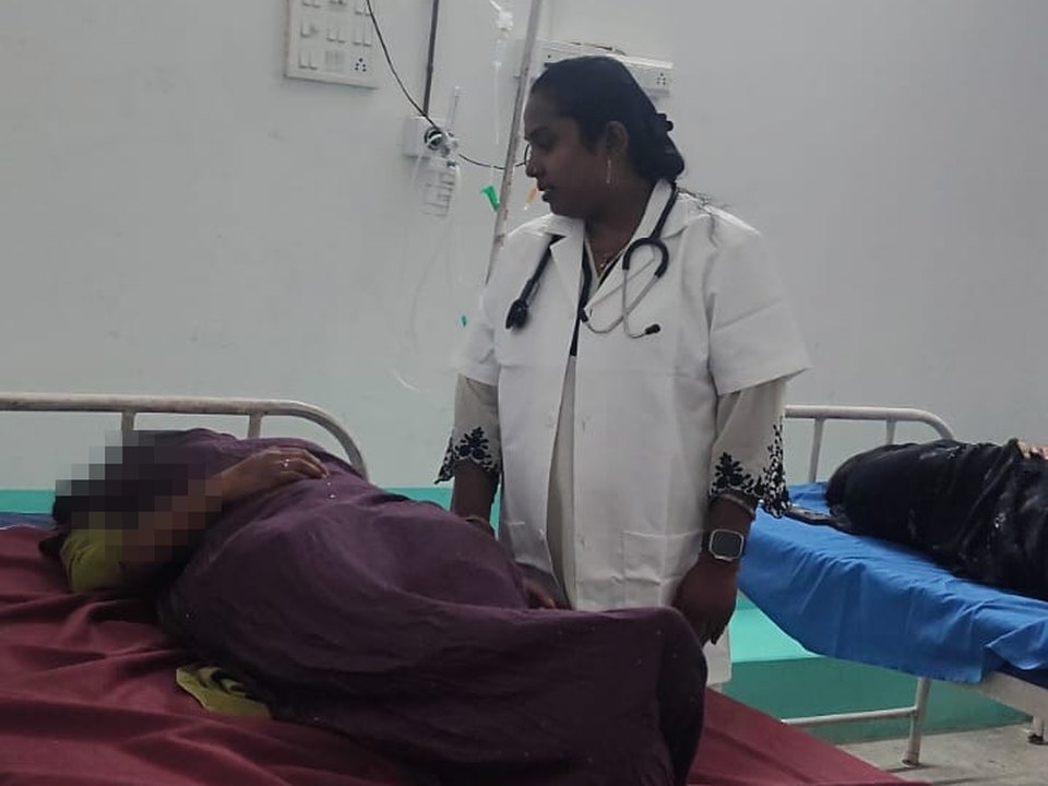 Doctor attending to an admitted patient in the ward at Shahnaz Hospital